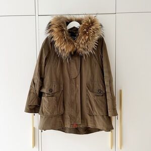 STUNNING parka with fur collar and contrasting zippers